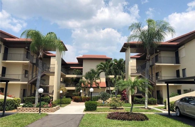 Couples' lake-view condo perfectly located near beaches, dining & stores!