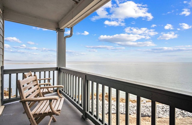 Couples Retreat with Breathtaking Oceanfront Views, Community Pool, Elevator - 735 North Hampton