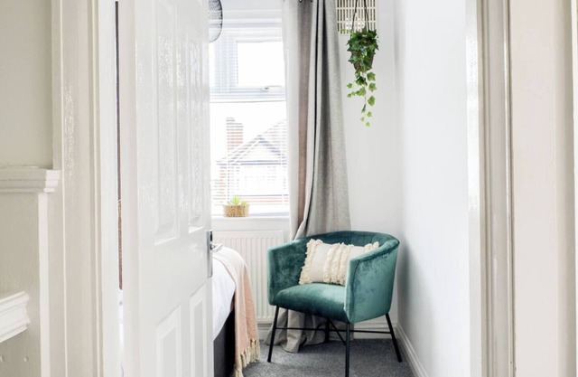 Courtleet - Beautiful 3 Bedroom house, sleeps 8. Park 2 Cars.