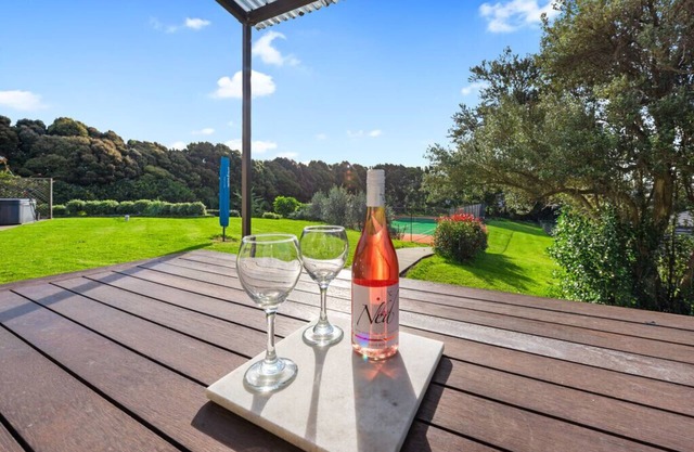 Courtside Quarters - Waihi Beach Holiday Home