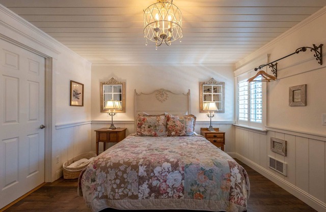 Courtyard Queen | Bandon Marina Inn