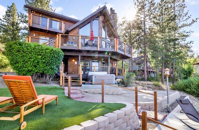 Cove Lakefront Chalet- Hot Tub- Games- Boat Dock