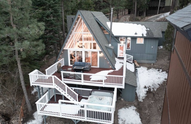 Cove Lakeside | Jacuzzi, Central AC, Private Dock!