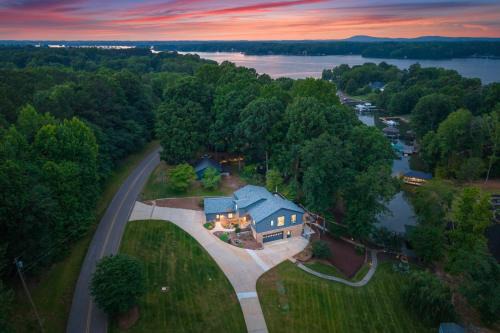Coves End by AvantStay Dock Game Room Fire Pit Forest Views