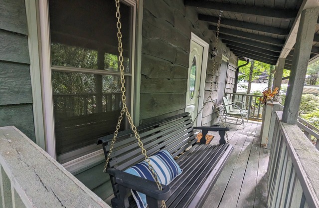 Coziness located in Linville Land Harbor; lake community in the mountains.