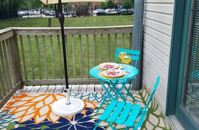 Cozy 1-2 BR APT w/fireplace & Patio/Deck