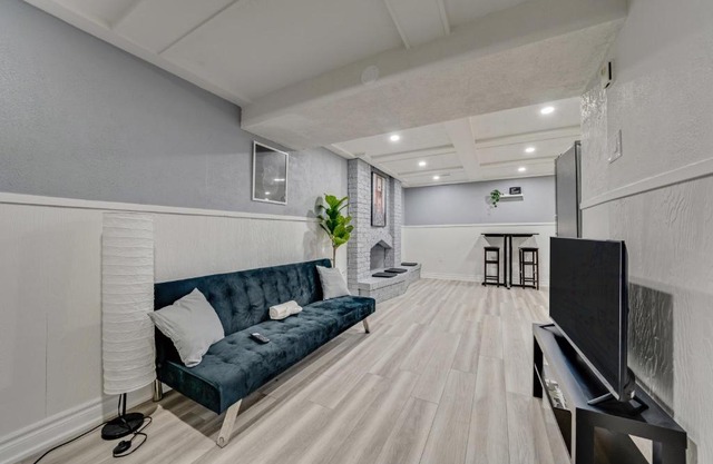 Cozy 1 bed apartment near Hwy401