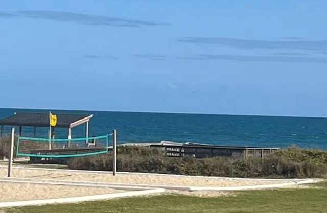 Cozy 1-bedroom 1 bath ocean view condo in welcoming Emerald Isle.