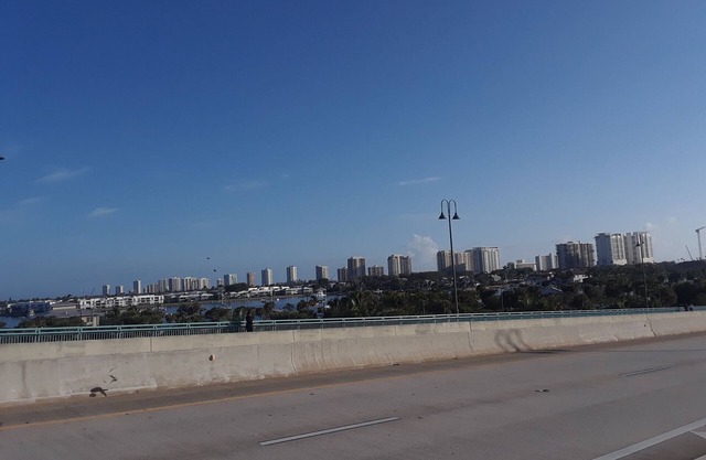 Cozy 1-bedroom, 1 shared bathroom, 2 miles from the beach, WPB port, or Trirail