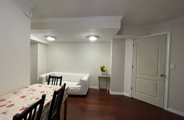 Cozy 1 Bedroom Apartment + Parking - Great for Toronto Commuters