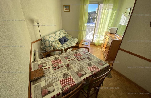 Cozy 1-Bedroom Apartment with Balcony, Sleeps 4, LES ANGLES
