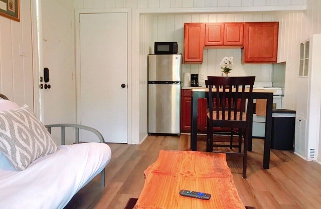 Cozy 1 bedroom apartment historic neighborhood