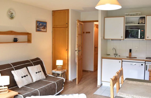 Cozy 1-Bedroom Apartment for 4, Near Slopes and Shops, Parking Included - Méribel