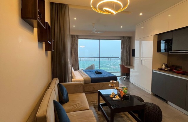 Cozy 1-bedroom apartment in Noida with AC, WiFi & Majestic City View