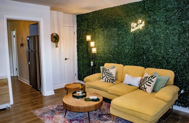 Cozy 1-bedroom boho theme. Walking distance to UOM.