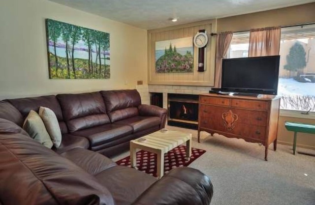 Cozy 1 Bedroom Condo #31 by Fitness Center, Pool, Hot Tub. Trout Creek Condos.