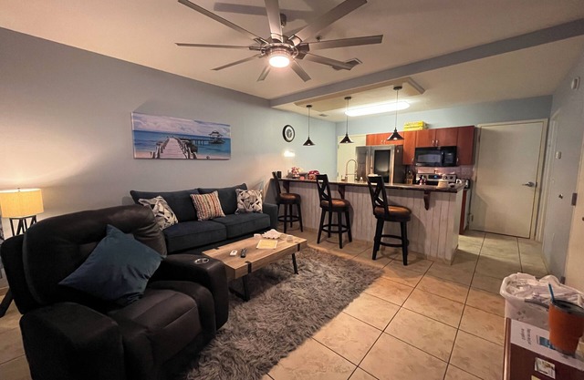 Cozy 1-bedroom condo with 75 inch TV, Granite & stainless kitchen, Pool, W&Dryer