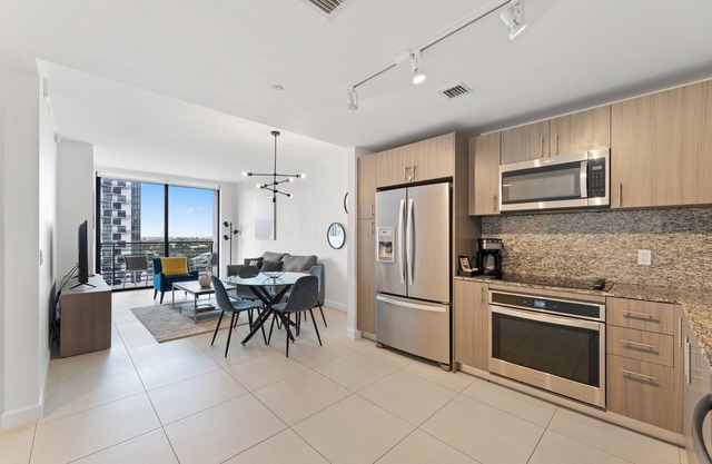 Cozy 1-bedroom condo with WiFi, fitness room in enchanting Downtown Doral