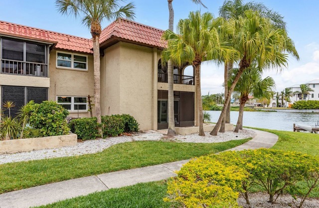 Cozy 1-bedroom furnished condo with WiFi, AC in tranquil Safety Harbor