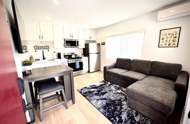 Cozy 1-Bedroom Haven in Beautiful Burbank, near Disney, Warner Bros & Hollywood Attractions