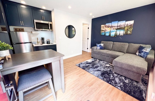 Cozy 1 Bedroom in the heart of Burbank near Disney and Warner Brothers (near Equestrian Center)