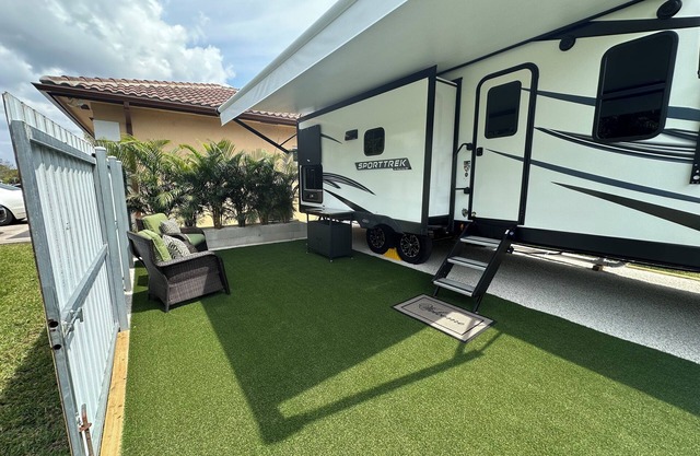Cozy 1-bedroom mobile home in welcoming Homestead with WiFi, AC and a terrace