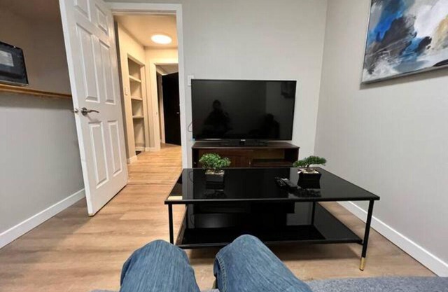 Cozy 1 Bedroom Rental with Den free parking Close to University