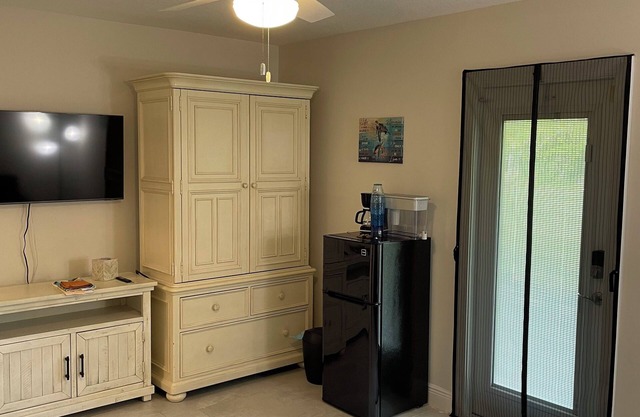 Cozy 1-bedroom unit with WiFi, AC and heated pool in wonderful Fort Pierce