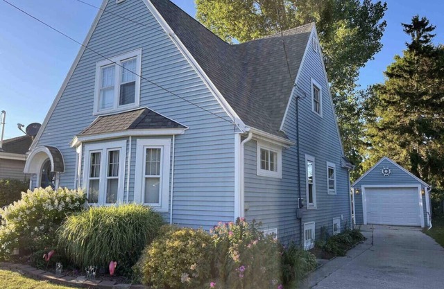 Cozy 1 Bedroom Upstairs Rental Apartment in Two Rivers
