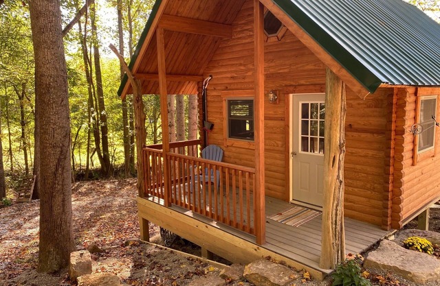 Cozy 1 bedroom w/loft log cabin . 7 miles to French Lick, 15 to Patoka Lake!