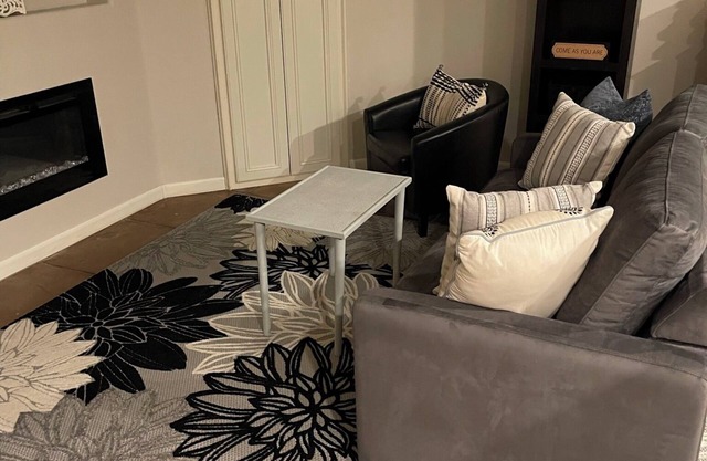 Cozy 1 Bedroom w sofa bed. In DT Bakersfield, close to Dining & Entertainment!
