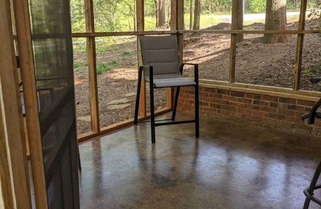 Cozy 1 BR/1BA apartment steps from Lake Hartwell.
