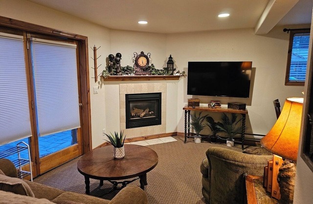 Cozy 1-BR Retreat: Fireplace, Full Kitchen | Ideal for Couples & Solo Travelers