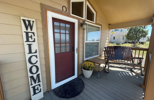 Cozy 1 King bedroom + loft cabin in charming Colorado Springs near USAFA