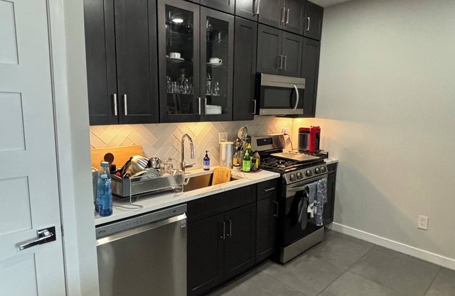 Cozy 1-private room in a shared condo with AC and WiFi in Yonkers