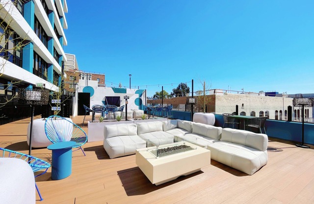 Cozy 1b unit in charming Los Angeles with AC, WiFi, fitness room