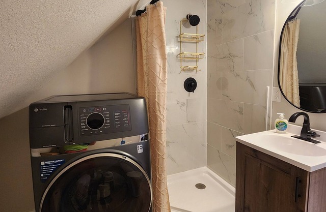 Cozy 1bd upper unit w/Beautiful Kitchen, Laundry, & WiFi in marvelous LaCrosse