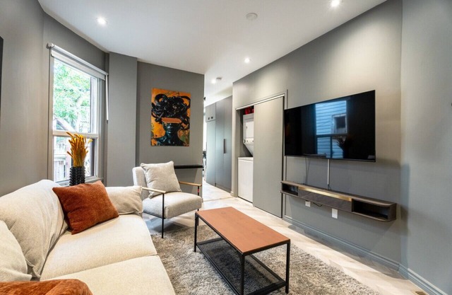Cozy 1BR Apartment, Private Patio, Steps to Subway