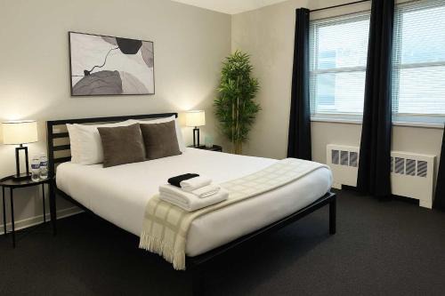 Cozy 1BR Apt Near Dining & Shops - Kimball C2