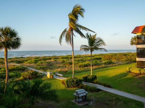 Cozy 1BR beachfront condo on Sanibel Island with stunning ocean views 3B2