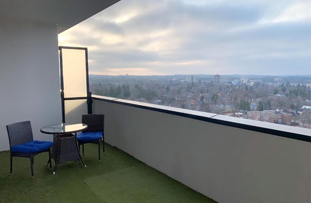 Cozy 1BR Condo w/Insuite LDRY, Gym & Free Parking