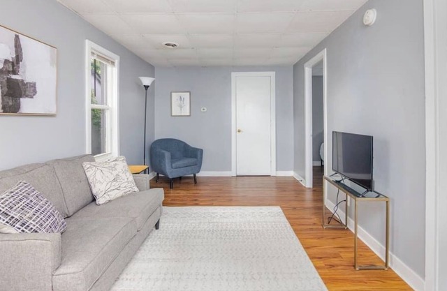 Cozy 1BR Home W Free Parking in Valley Junction