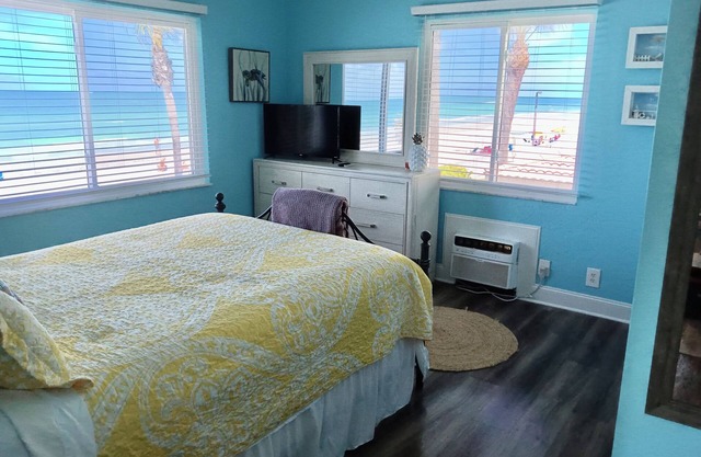 Cozy 1BR Condo w/0 min walk to beach! Spectacular views! Nov/Dec still open!