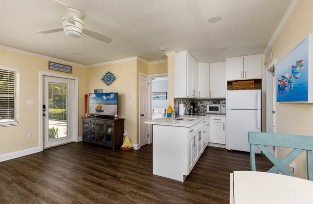 Cozy 1BR Condo with parking, 0min walk to Beach! Oct Nov savings!