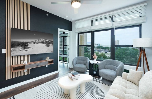 Cozy 1BR-w/Parking & Pool, Near Rvrwlk & Conv Ctr
