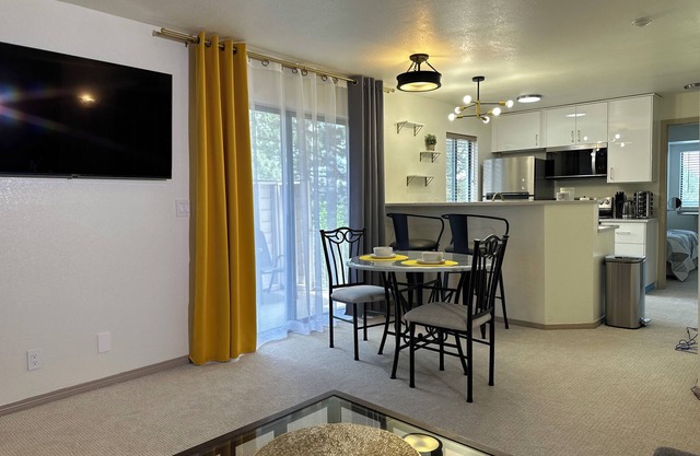 Cozy 1st Floor 1b/1b I Standing Desk I Free Parking I Private Patio I No Stairs