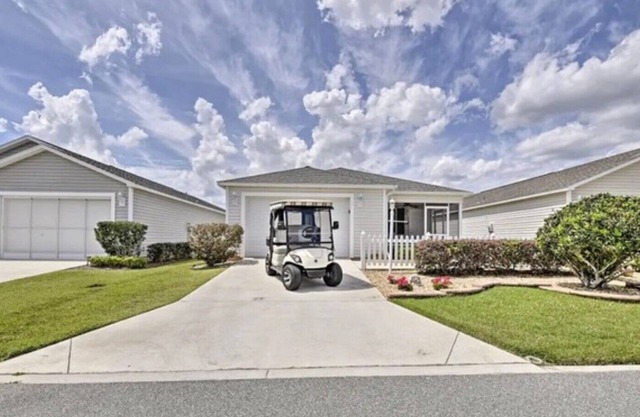 Cozy 2/2 vacation home 10 min from Brownwood and Lake Sumter Town SqnGolf Cart