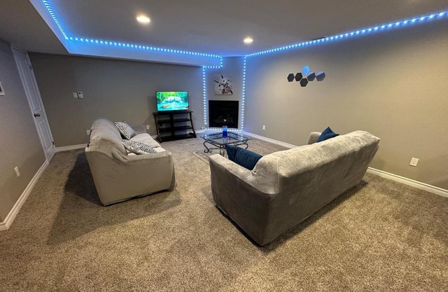 Cozy 2 Bdrm, Lounge w fpl, Kitchenette, TV, Wi-Fi