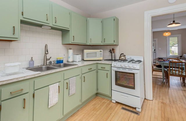 Cozy 2-Bed Home Near Downtown Bay City w Parking