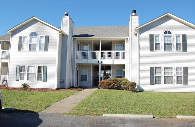 Cozy 2 bedroom 2 bathroom condo. Sleeps 6. Just 4 miles from the Gulf!